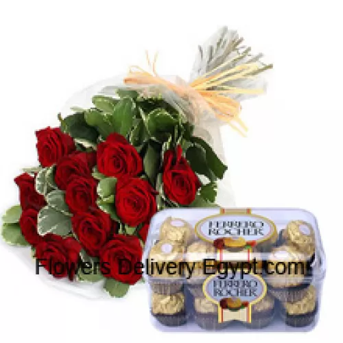 Букет из 12 красных роз с сезонными наполнителями вместе с 16 шт. конфет Ferrero Rocher