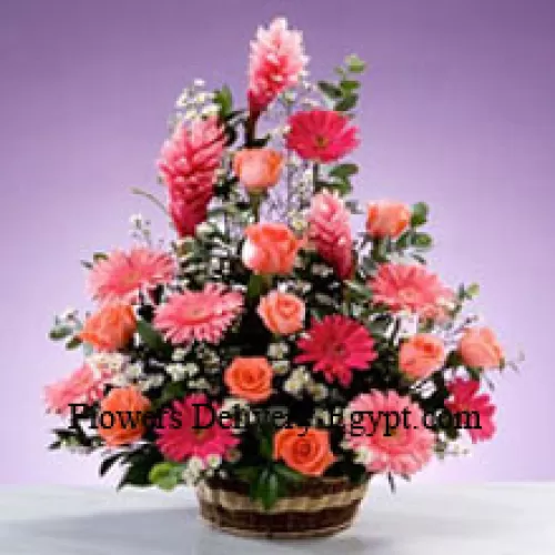 包括非洲菊、玫瑰和季节性填充物的各种花的花篮